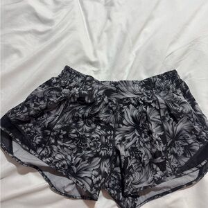 Lululemon tracker shorts black/grey print EUC size 8